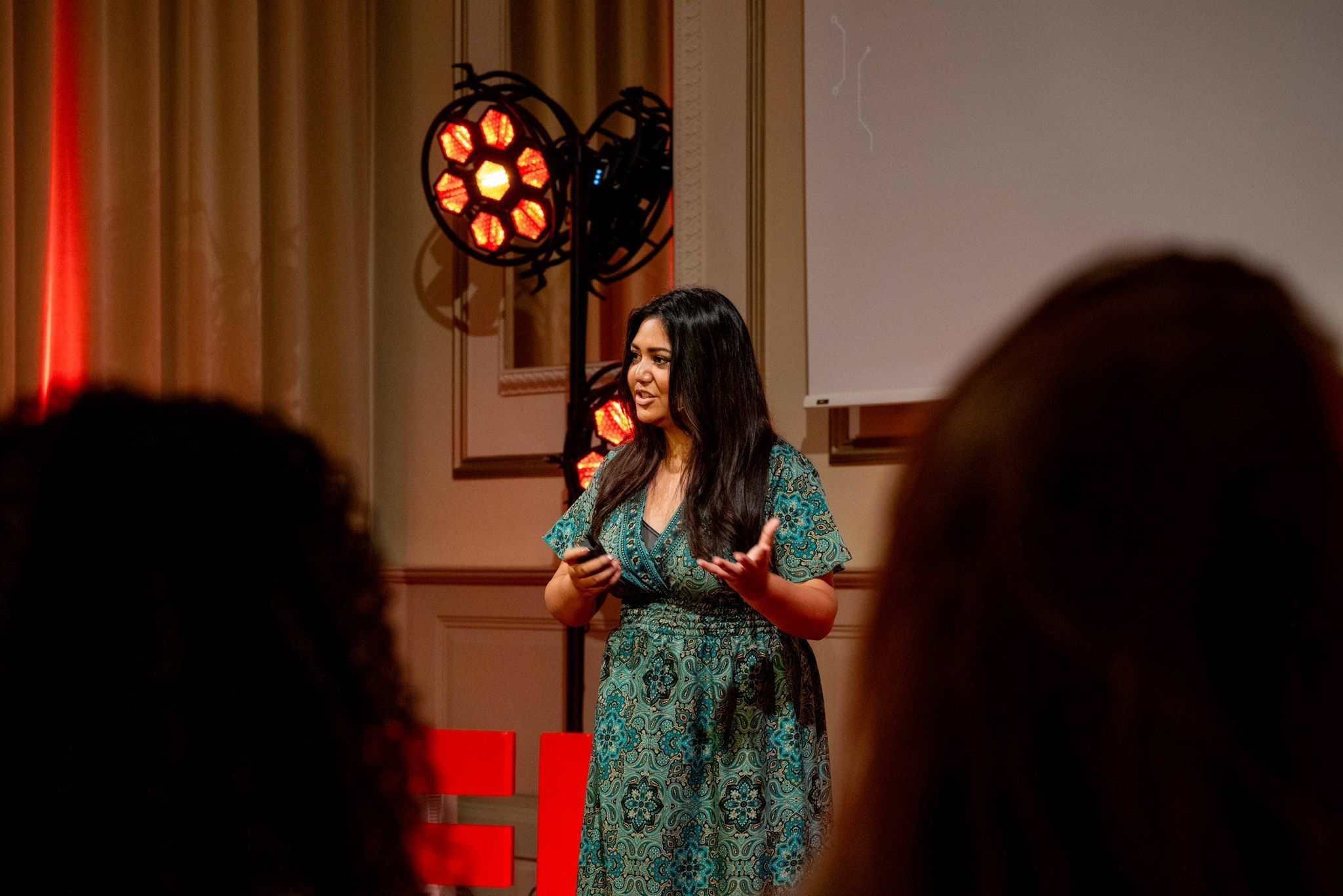 Ajuna Soerjadi: ‘AI is ook gebouwd op moderne slavernij. Maar daarvoor sluiten we de ogen’. David Jairath
