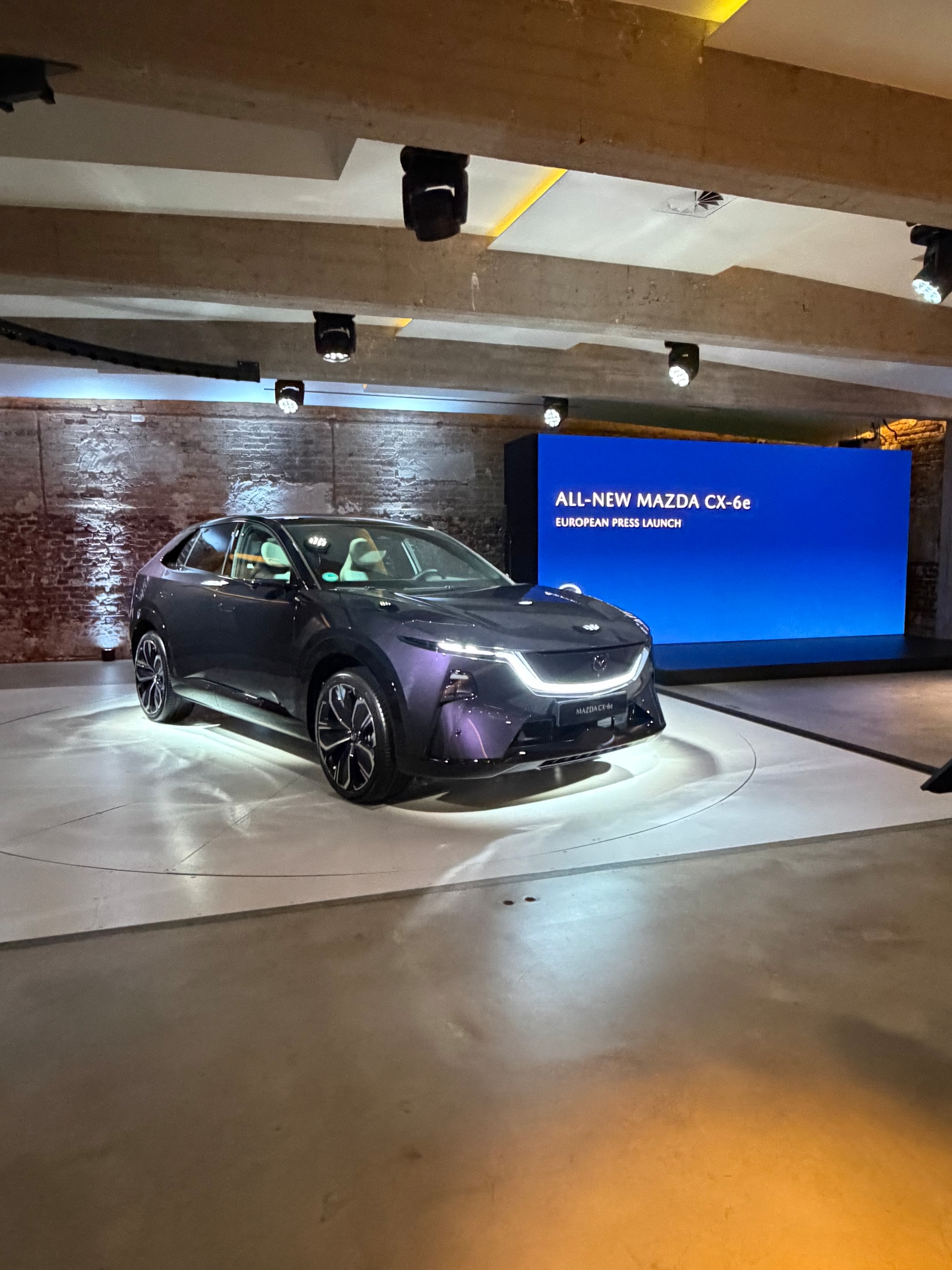 De presentatie van de Mazda CX-6e in Düsseldorf Jos van den Bergh