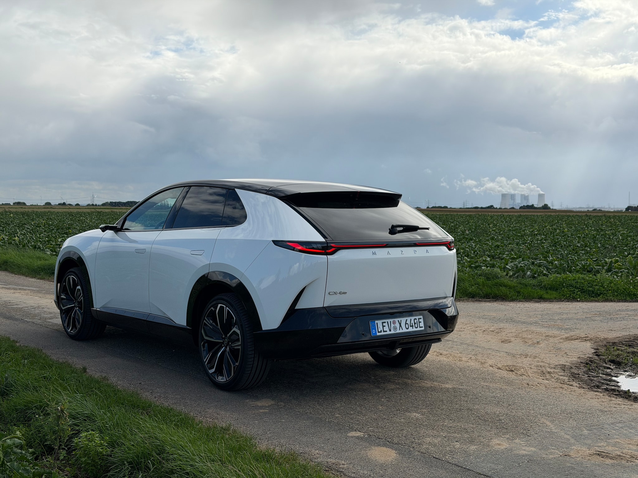 De Mazda CX-6e heeft een dynamische uitstraling. Jos van den Bergh