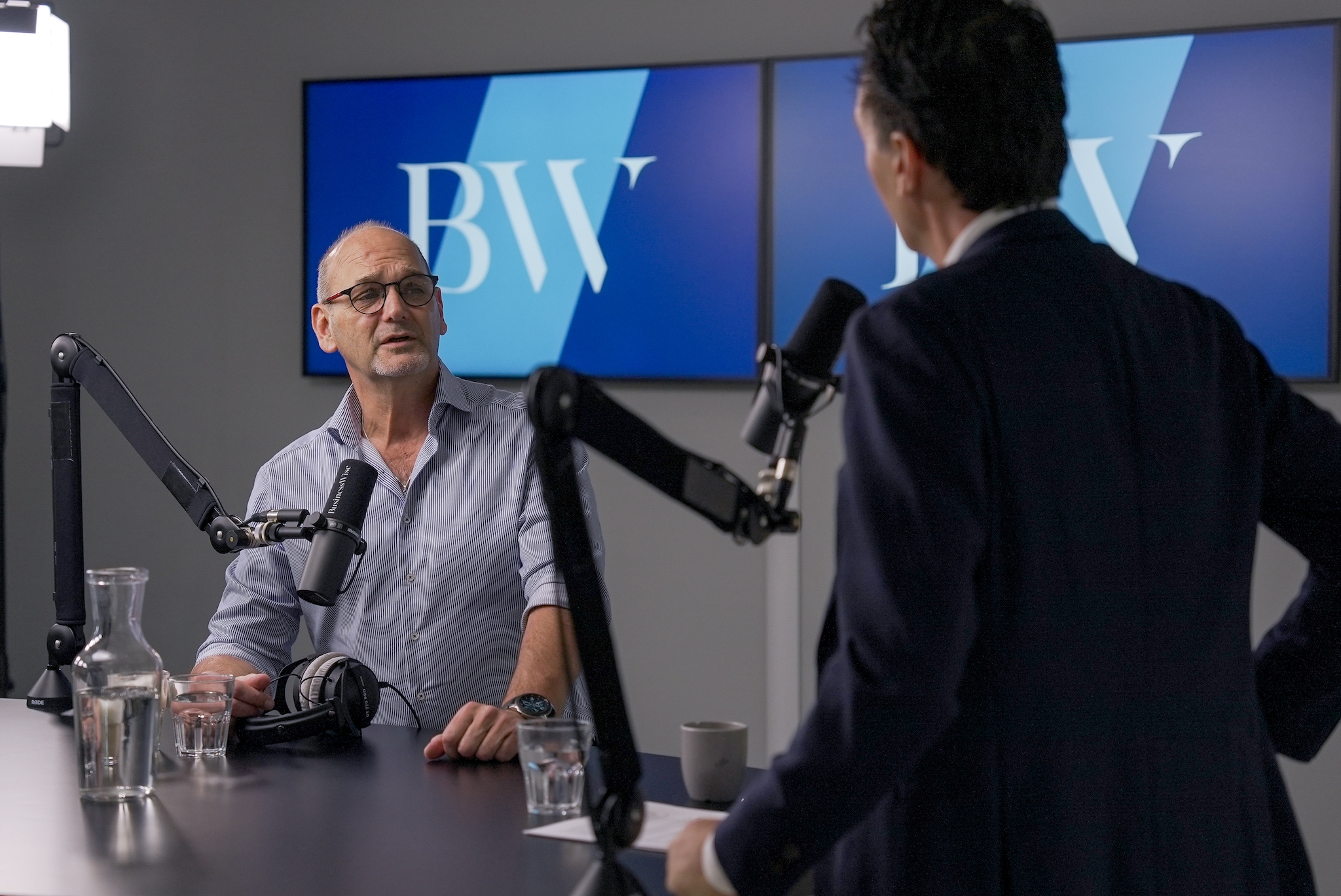 Dik Pijl in de studio van BusinessWise in gesprek met presentator Paul van Riessen.  BusinessWise