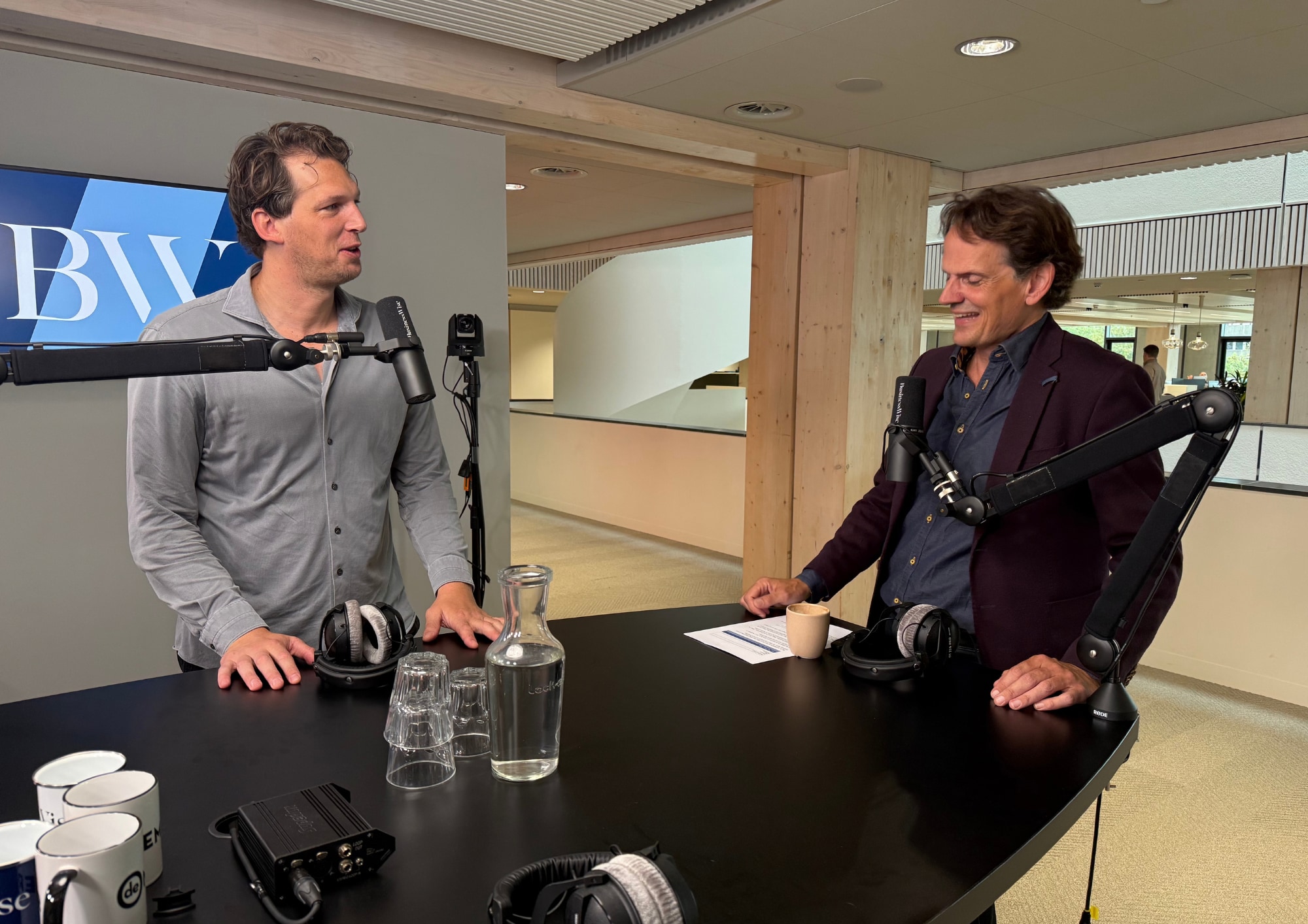 Maarten van den Outenaar bij presentator Gerben van Driel in de studio.  Redactie BusinessWise