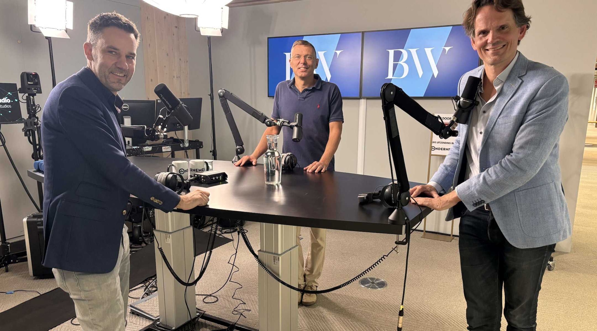 V.l.n.r. Stijn Bronzwaer (NRC), Wibe Wagemans en Gerben van Driel in de BusinessWise-studio. BusinessWise