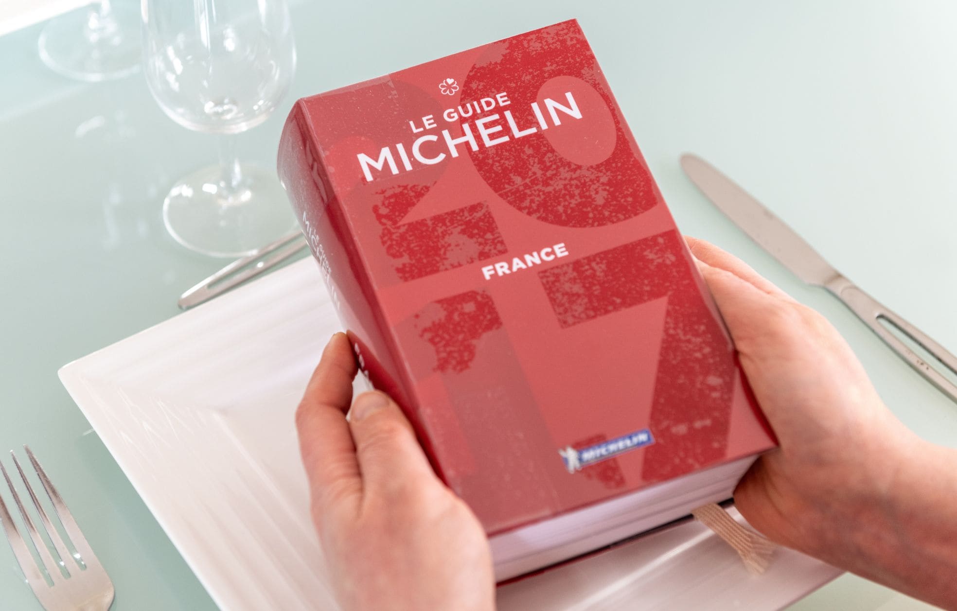 Twee broers hadden een ingenieus plan: de Michelin Guide. Een gids vol met kaarten, praktische informatie over wegen, garages, brandstof, hotels en plekken waar automobilisten konden eten.