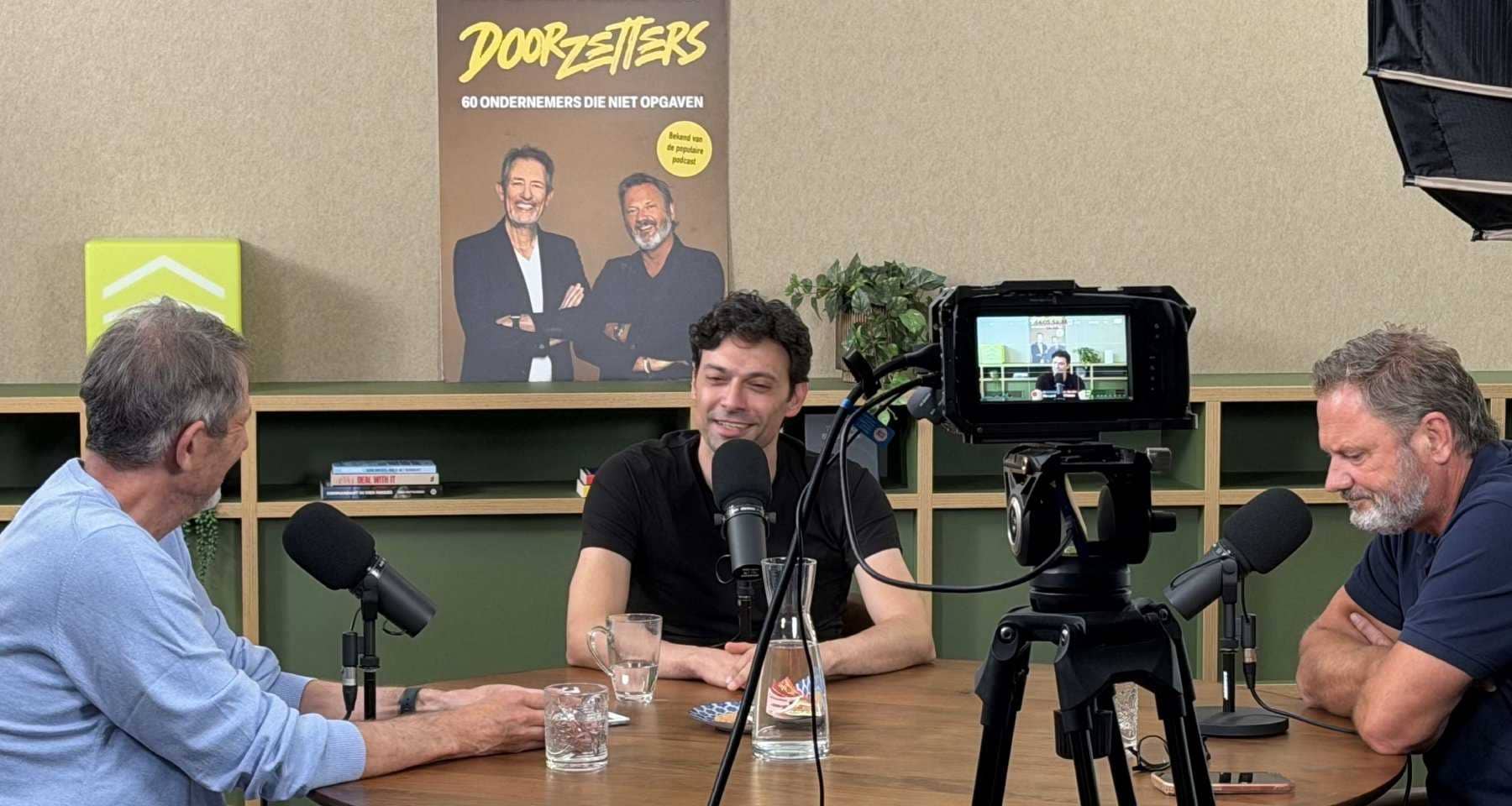 Ali Niknam (ceo Bunq) als studiogast bij Doorzetters - met Ruud Hendriks (links) en Richard Bross.