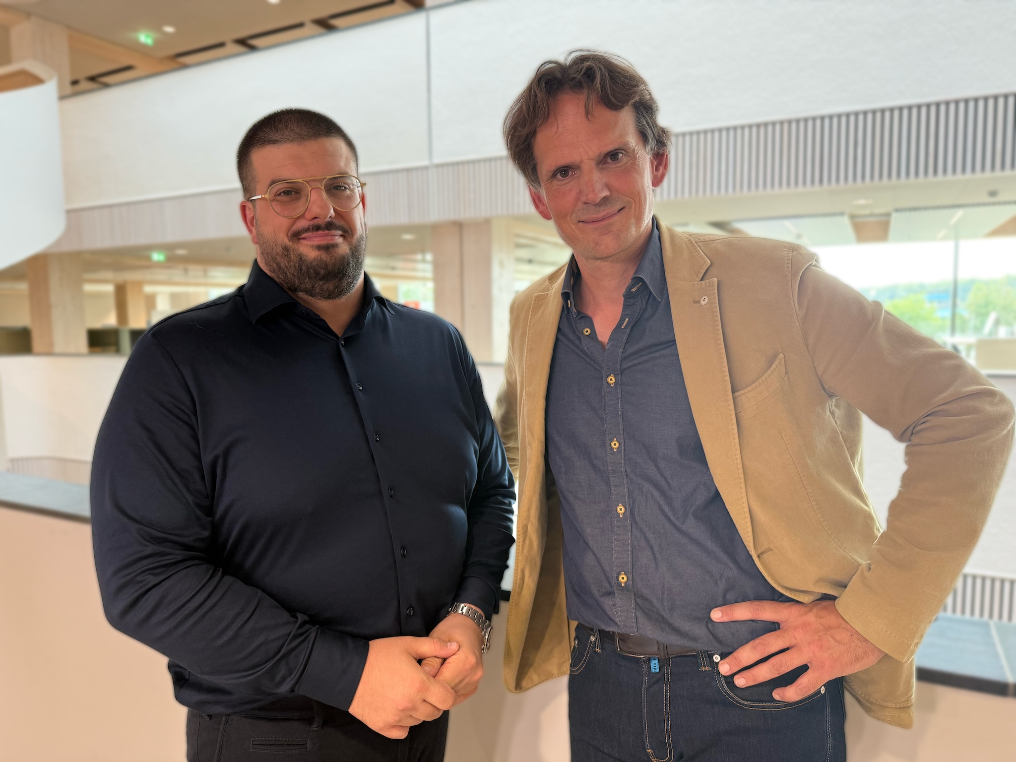 René Carrillo en Gerben van Driel bij de opname van Move on Up in het pand van DPG Media. BusinessWise