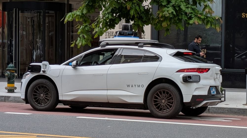 Waymo, de autonome taxi die in de VS steeds meer de oorspronkelijke taxiritten overneemt. Shutterstock