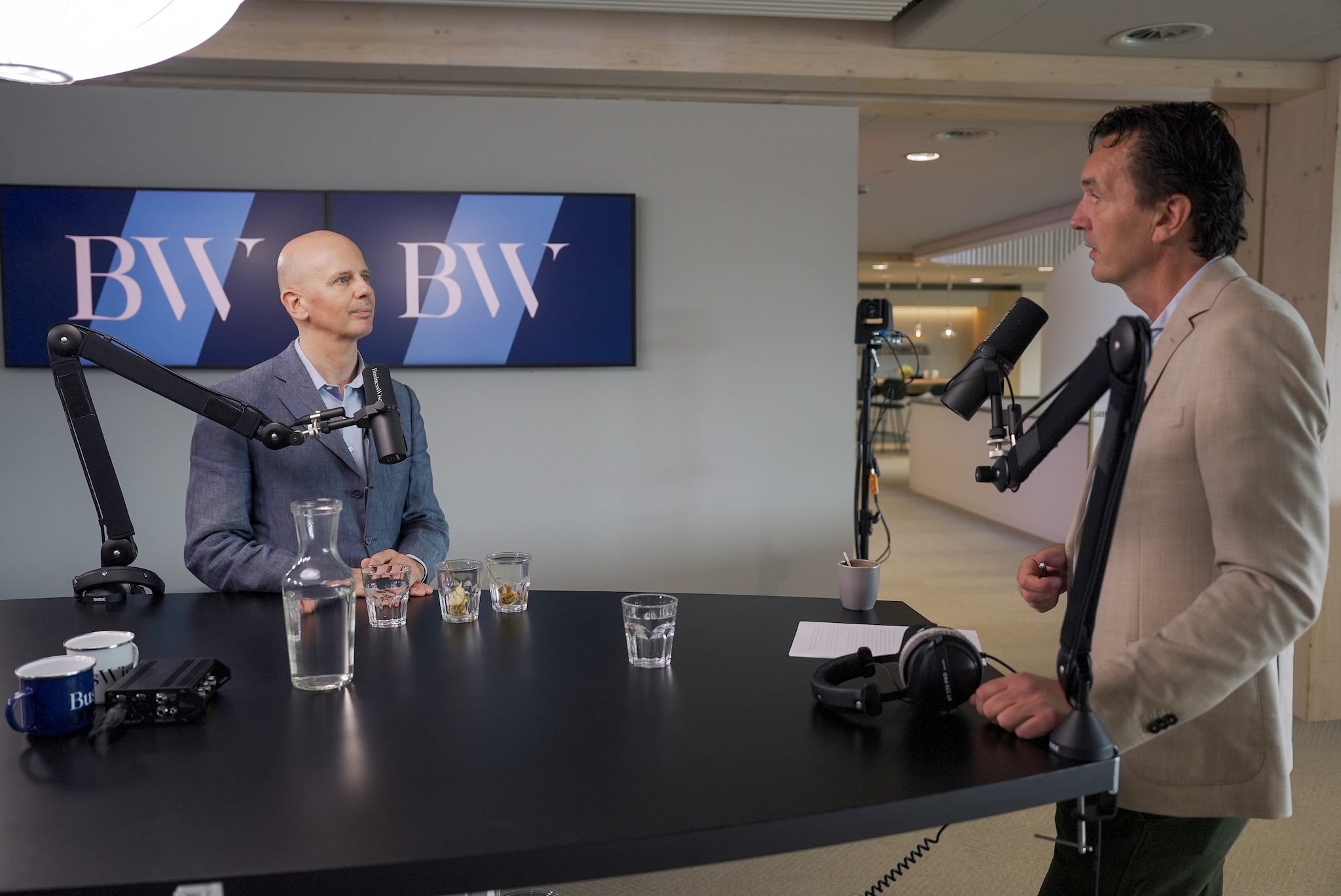 Michael Colijn, CEO van Alfen met presentator Paul van Riessen.  Redactie BusinessWise