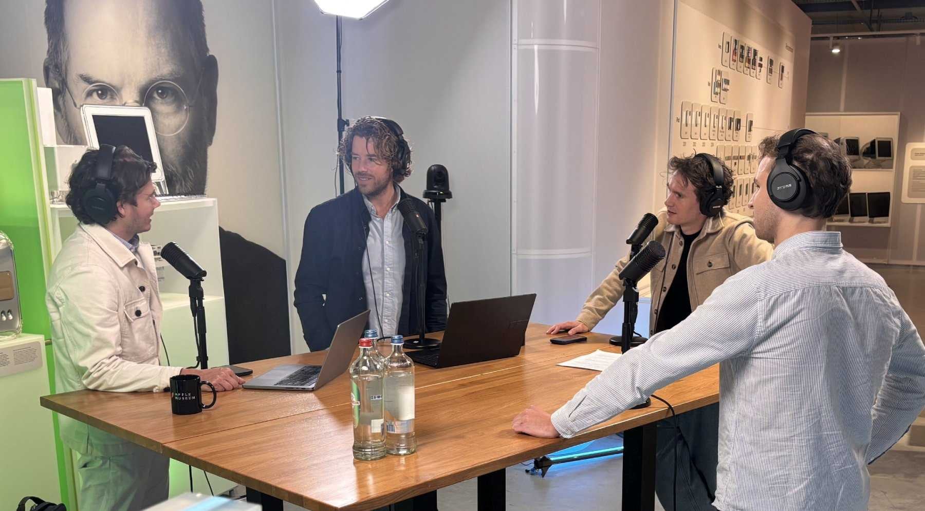De radioshow AI at Work Live is opgenomen in het Apple Museum. V.l.n.r. Remy Gieling, Job van den Berg, Tom Jessen, Fabian van de Loosdrecht.