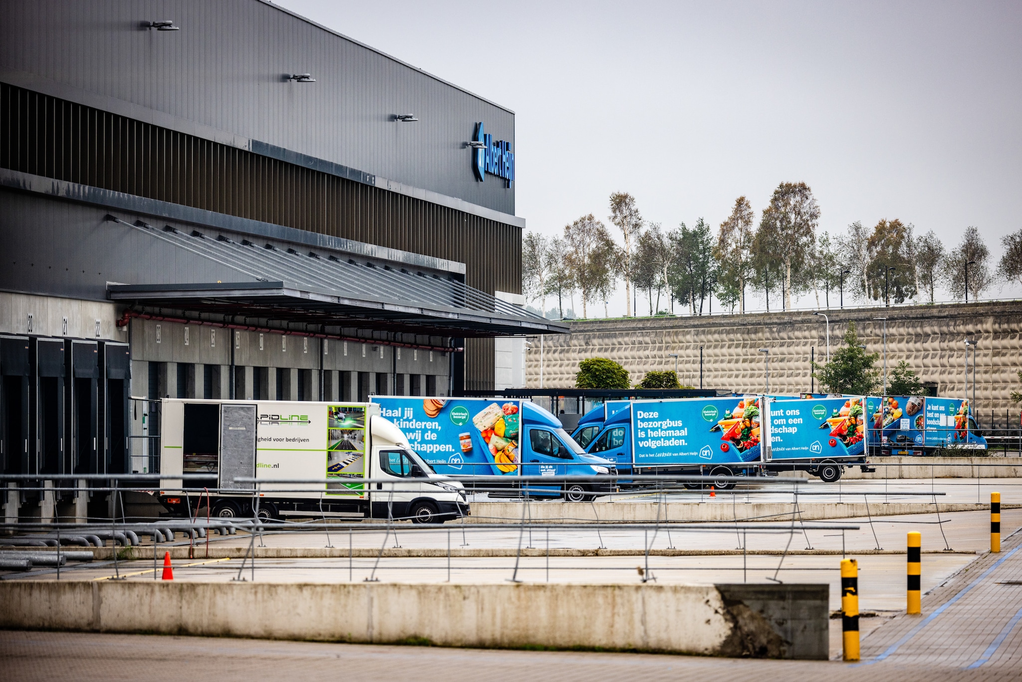 Ook het Albert Heijn distributiecentrum in Barendrecht ligt plat door het cyberincident bij het moederbedrijf Ahold Delhaize. De supermarkt keten kampt met lege schappen en meerdere supermarkten door het incident.
