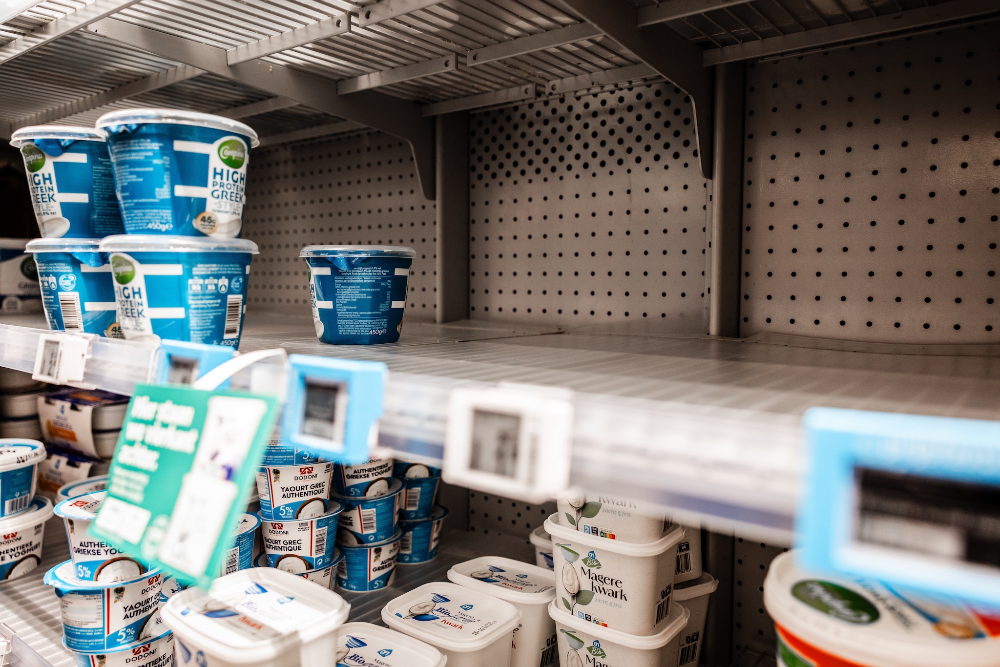 Lege schappen in een Albert Heijn-supermarkt door het cyberincident bij moederbedrijf Ahold Delhaize.  Foto: Jeffrey Groeneweg