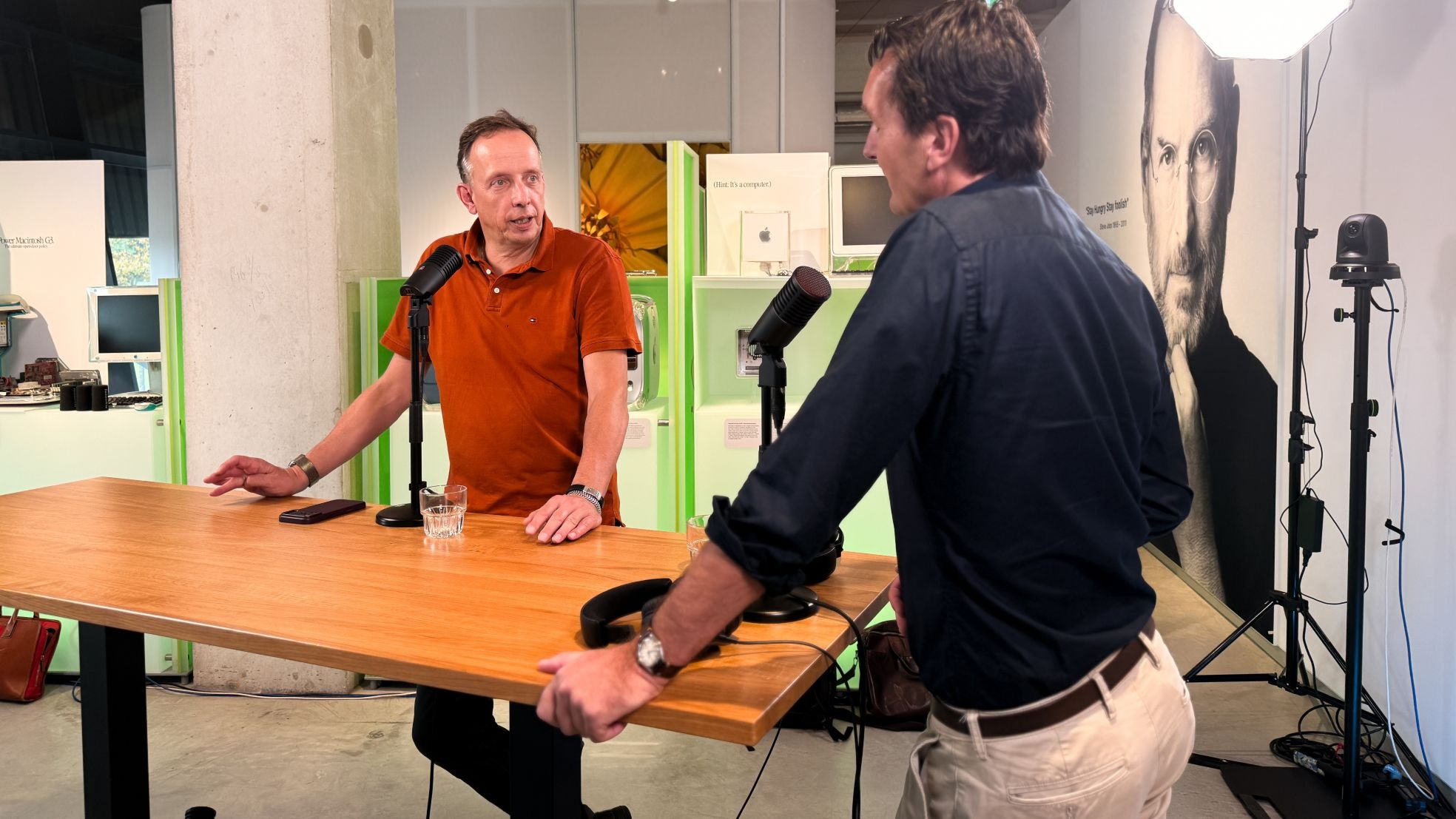 Roelof de Rijk (links) bij Paul van Riessen in de tijdelijke BusinessWise-studio in het Apple Museum in Utrecht. Foto: BusinessWise