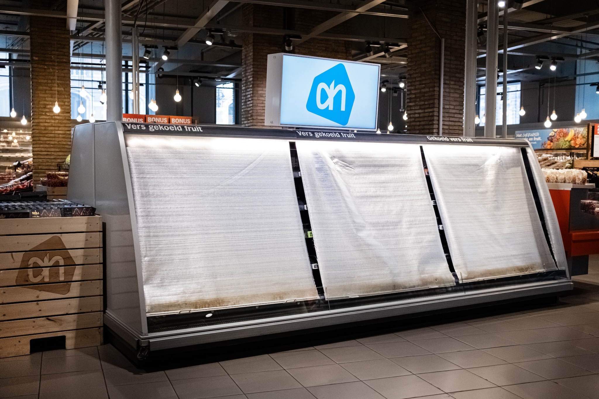 Lege schappen in een Albert Heijn-filiaal.