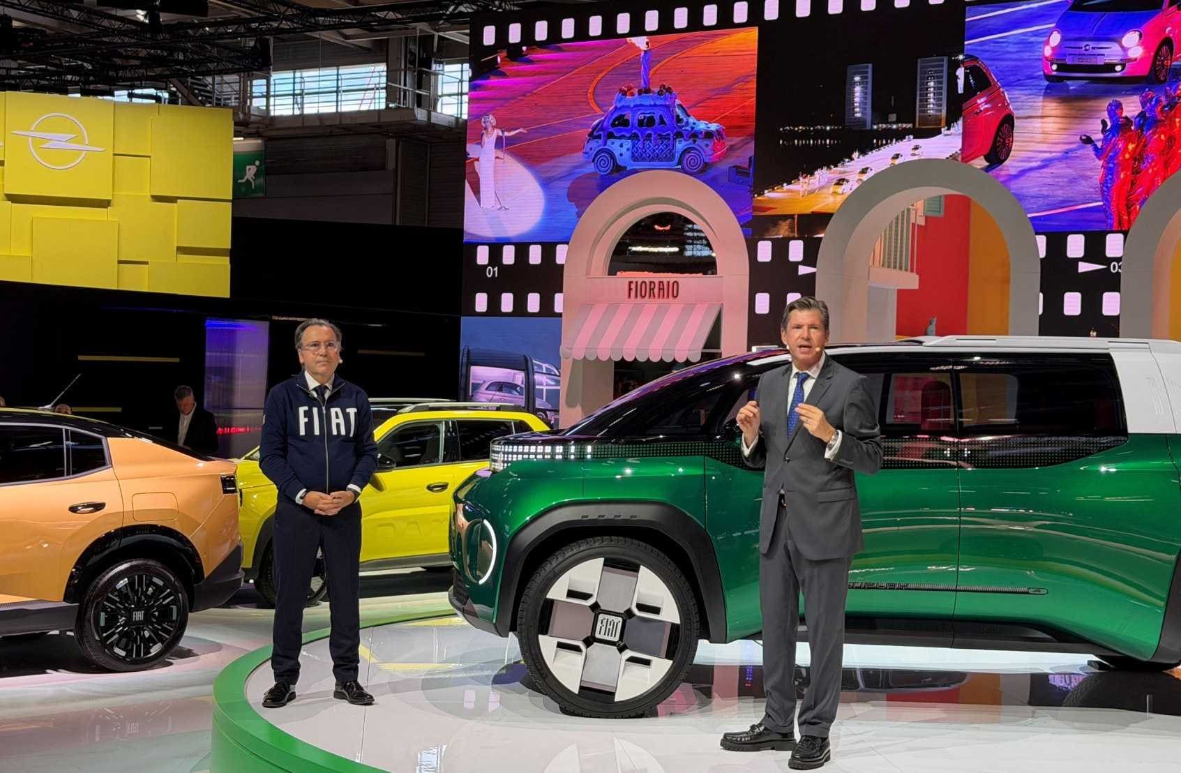 Dé persconferentie op de Mondial de l’Automobile met de meeste emoties, volgens Jos van den Bergh: hét mediamoment tussen de kersverse Fiat CEO Arnaud Belloni (links) en zijn voorganger Olivier François. FIAT