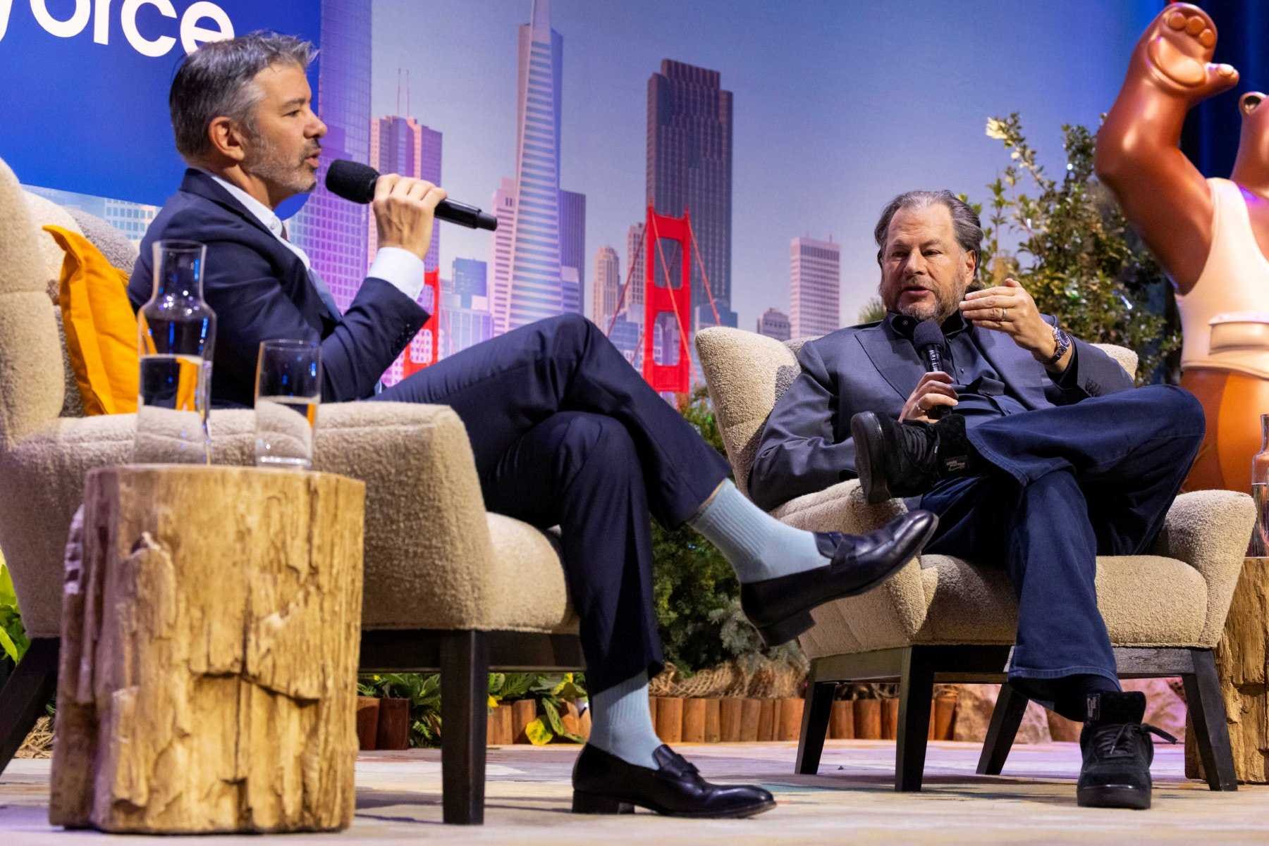 Uber-founder Travis Kalanick in gesprek met Salesforce-ceo Marc Benioff.  Salesforce