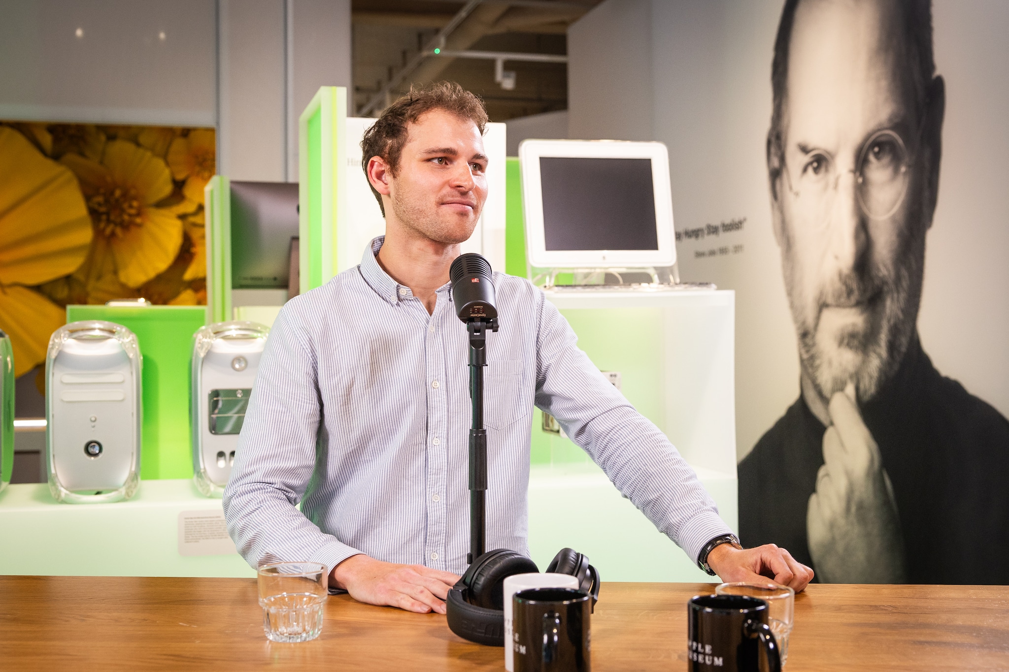 Fabian van de Loosdrecht tijdens de opname van Move on Up in The Apple Museum