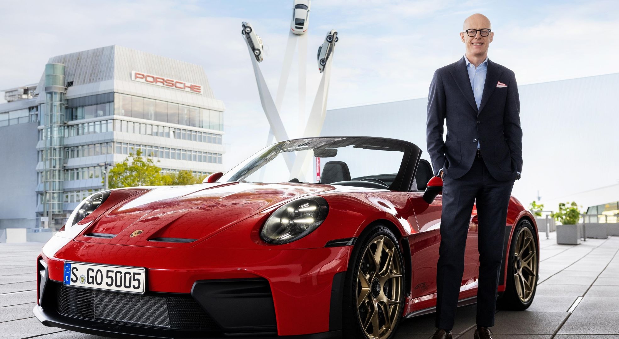 Michael Leiters bij een Porsche. Foto: Porsche