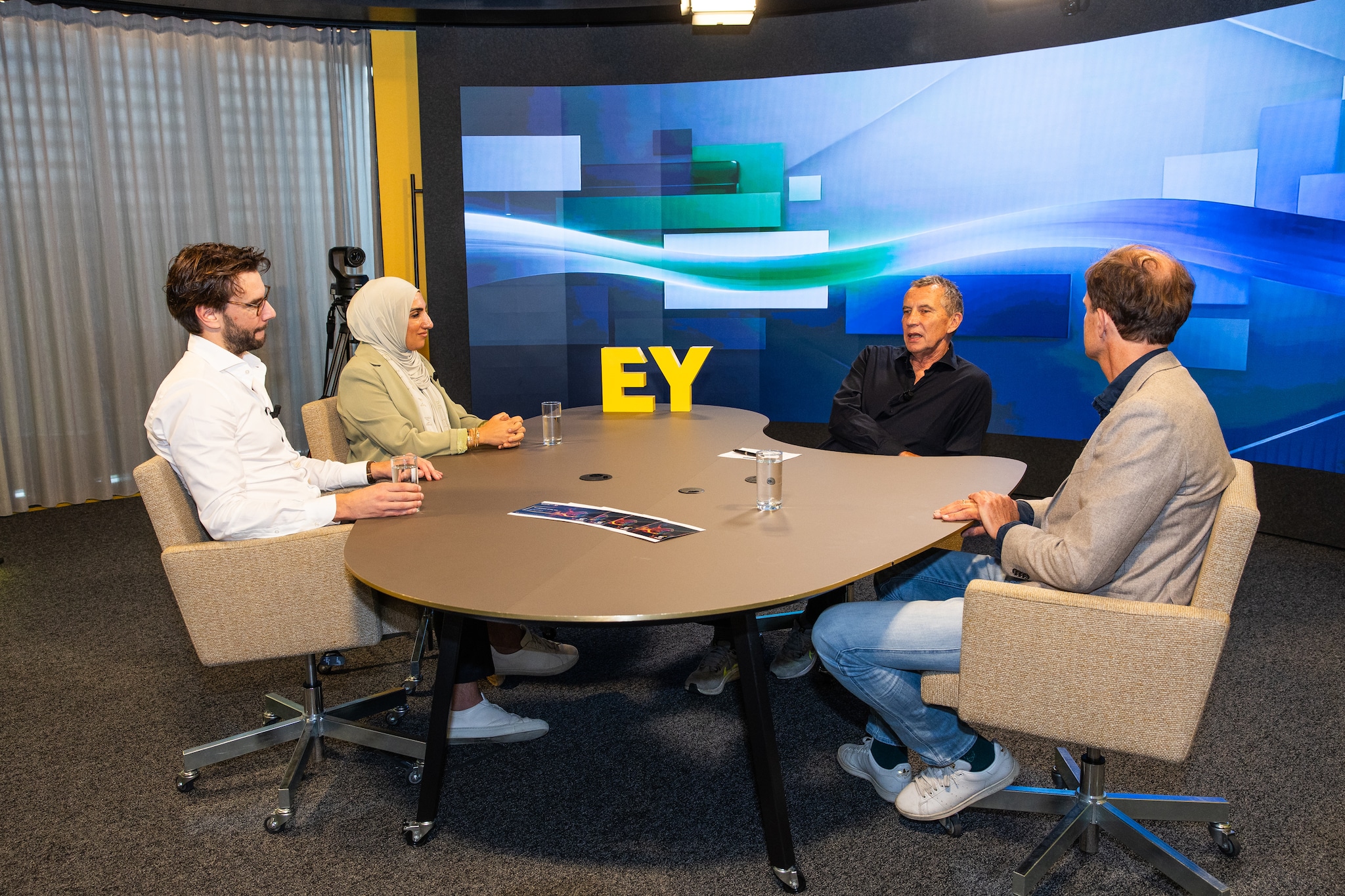 EY Entrepreneur Of The Year 2026. Round Table onder leiding van Thomas Hendriks. Aan tafel: Selma Ozkan, Mark Verhagen en Christian Rood.  Foto: Dingena Mol
