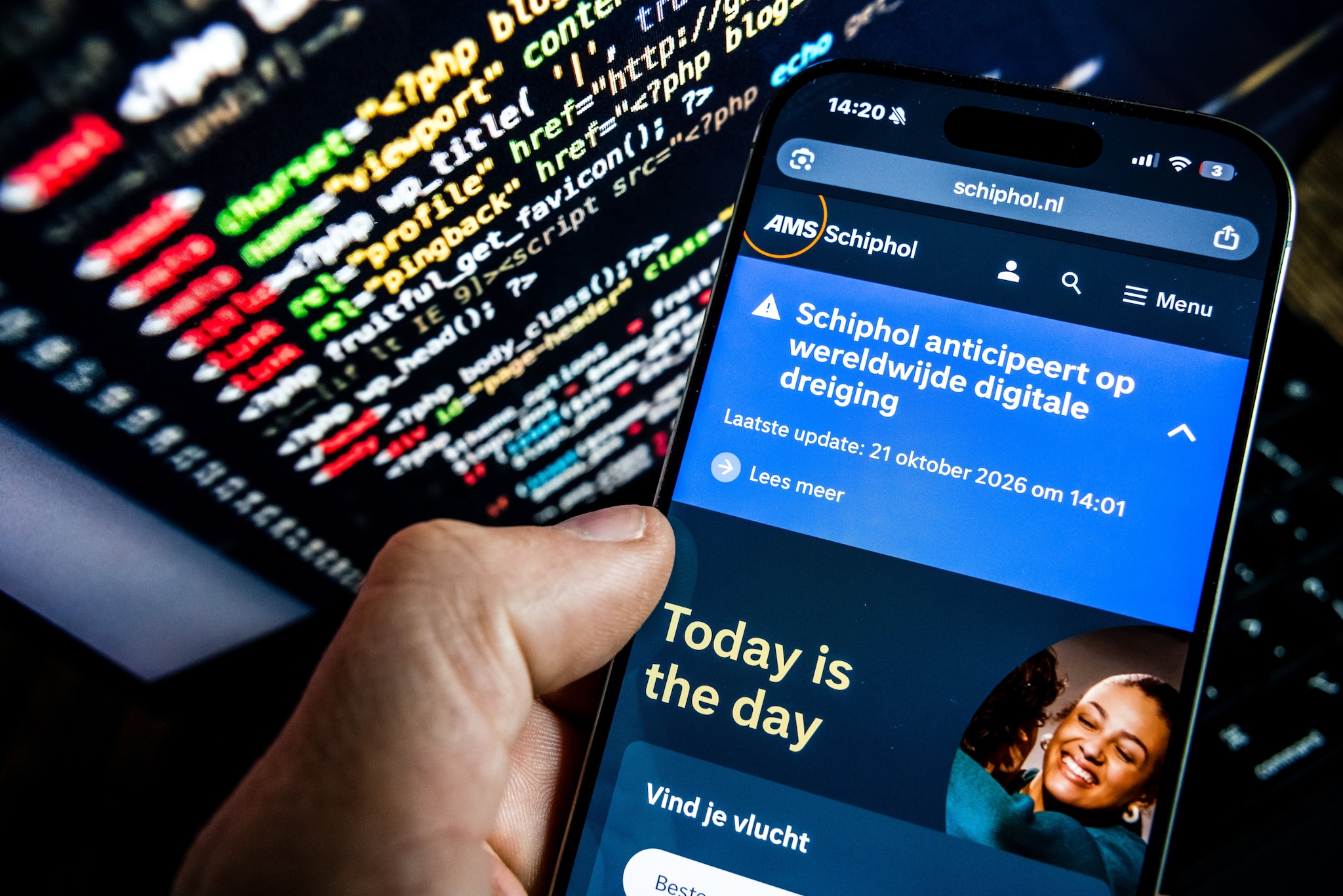 Een mededeling op de website van Schiphol over een digitale dreiging.