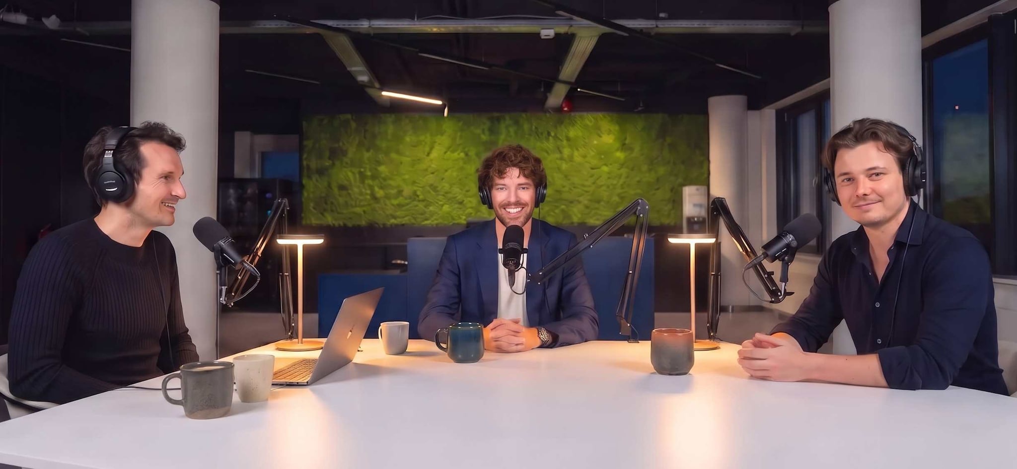 Vl.n.r. Tom Jessen, Job van den Berg en Remy Gieling, presentatoren/experts van AI at Work Live, in de studio in DotSlash Utrecht. Gemini/AI