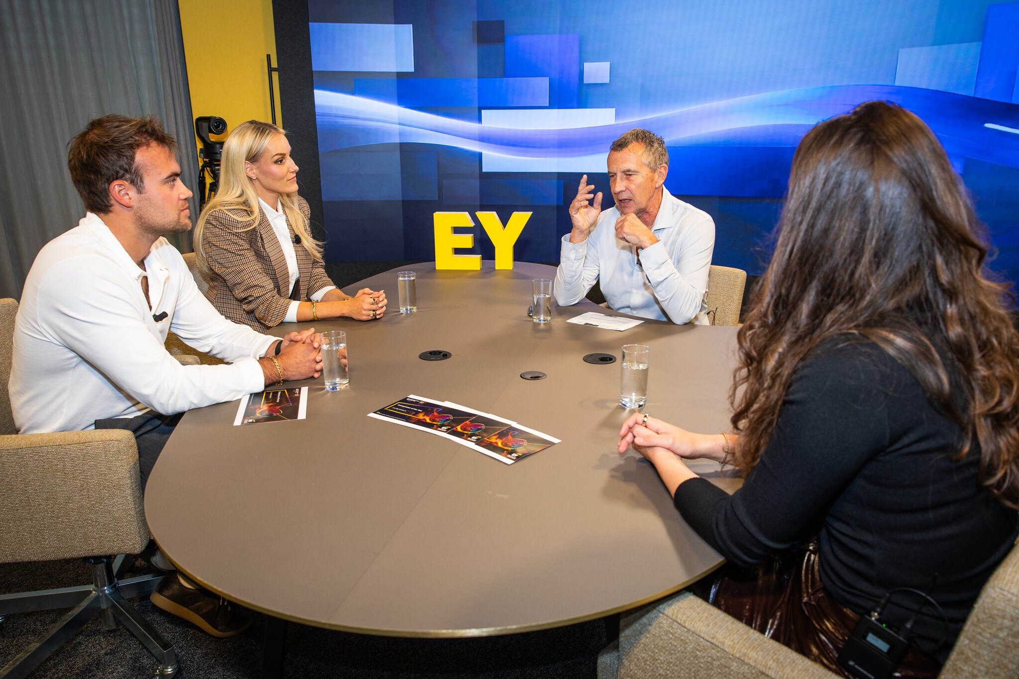 EY Entrepreneur Of The Year 2026. Round Table onder leiding van Thomas Hendriks. Aan tafel: Josh Veldhuizen, Pleun Opperman en Marnix Stokvis. Foto Dingena Mol Dingena Mol