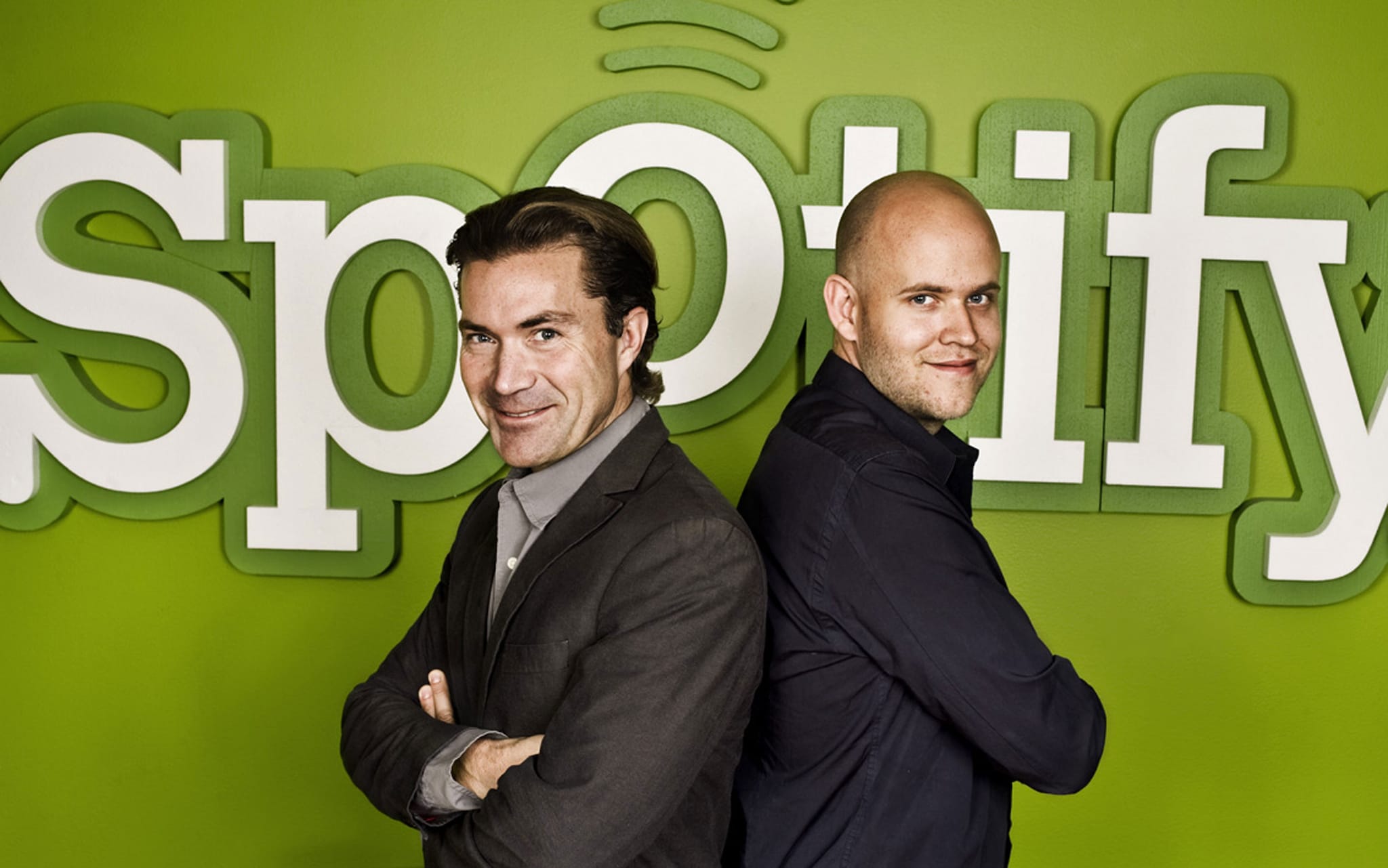 2009-10-23 13:51:15 RESTRICTED TO EDITORIAL USE - MANDATORY CREDIT "AFP PHOTO / SPOTIFY" - NO MARKETING NO ADVERTISING CAMPAIGNS - DISTRIBUTED AS A SERVICE TO CLIENTS ? MANDATORY USE WITH AFP STORY -- NO ARCHIVE
This hand out photo provided by Spotify on March 8, 2011 shows founders Martin Lorentzon (L) and Daniel Ek posing in front of a giant Spotify logo. Swedish music streaming service Spotify said on March 8, 2011 it had reached one million paying users, a number that has doubled in under a year but still represents fewer than one out of six Spotify users. "The vast majority of subscribers (upgrade) after having first used the free service and the ratio of paying subscribers to active free users (is) now 15 percent," Spotify co-founder Daniel Ek said in an email to AFP. Founded in 2006, Spotify is one of the world's largest streaming websites and is available only in Sweden, Norway, Finland, Britain, France, Spain and the Netherlands because of copyright issues. AFP PHOTO / SPOTIFY Terug naar 2011, toen Spotify de miljoen gebruikers aantikte: rechts Daniel Ek, links co-founder Martin Lorentzon. Foto: AFP